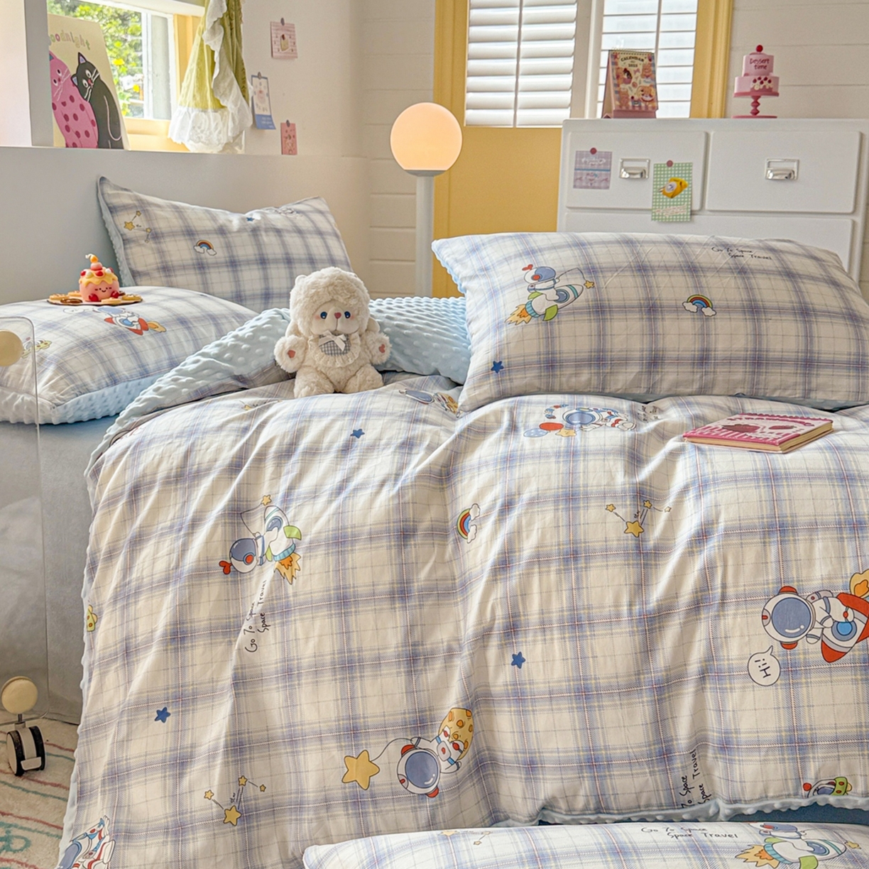 91家纺网 家纺一手货源 找家纺 简宜家居（朝初家纺） 2025新款全棉安抚豆豆绒卡通印花小清新四件套 火箭星空