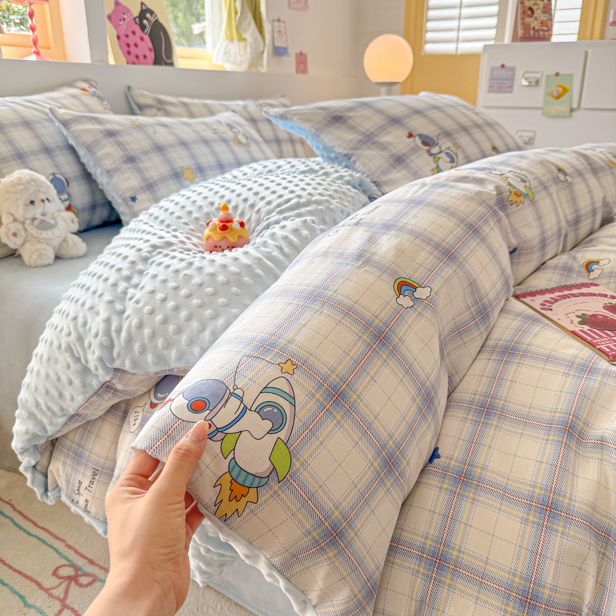 91家纺网 家纺一手货源 找家纺 简宜家居（朝初家纺） 2025新款全棉安抚豆豆绒卡通印花小清新四件套 火箭星空