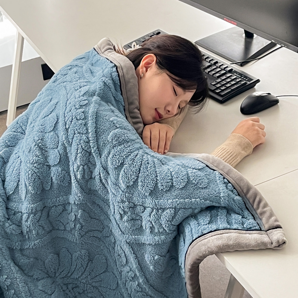 91家纺网 家纺一手货源 找家纺 欧邦 2025新款A类提花舒棉绒双面绒半边绒单层毯毯子毛毯 午夜蓝