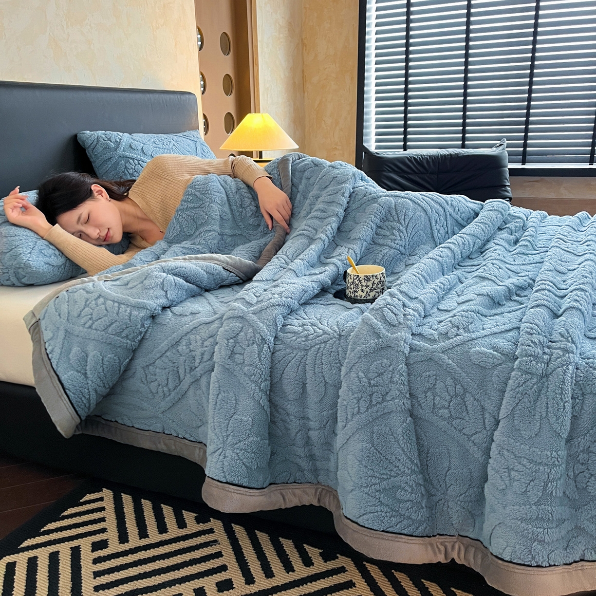 91家纺网 家纺一手货源 找家纺 欧邦 2025新款A类提花舒棉绒双面绒半边绒单层毯毯子毛毯 午夜蓝