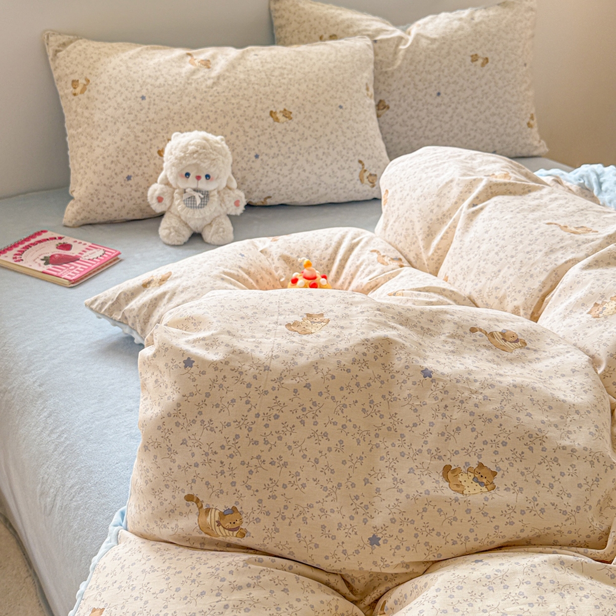 91家纺网 家纺一手货源 找家纺 简宜家居（朝初家纺） 2025新款全棉安抚豆豆绒卡通印花小清新四件套 蓝花兔