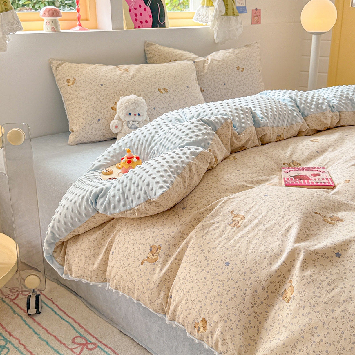 91家纺网 家纺一手货源 找家纺 简宜家居（朝初家纺） 2025新款全棉安抚豆豆绒卡通印花小清新四件套 蓝花兔