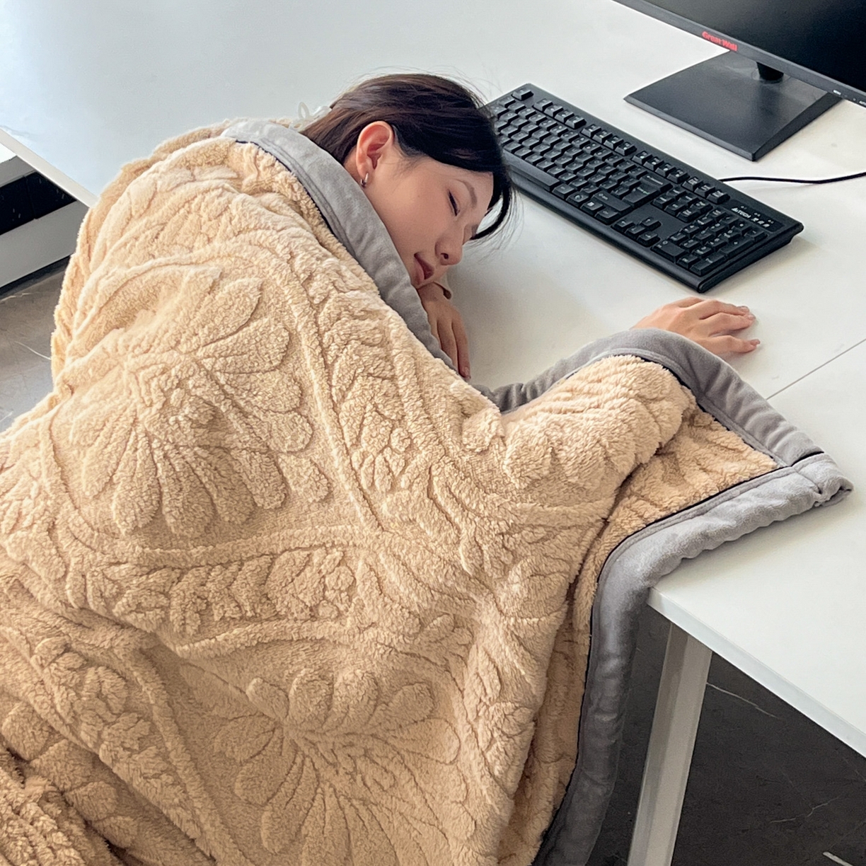 91家纺网 家纺一手货源 找家纺 欧邦 2025新款A类提花舒棉绒双面绒半边绒单层毯毯子毛毯 香槟咖