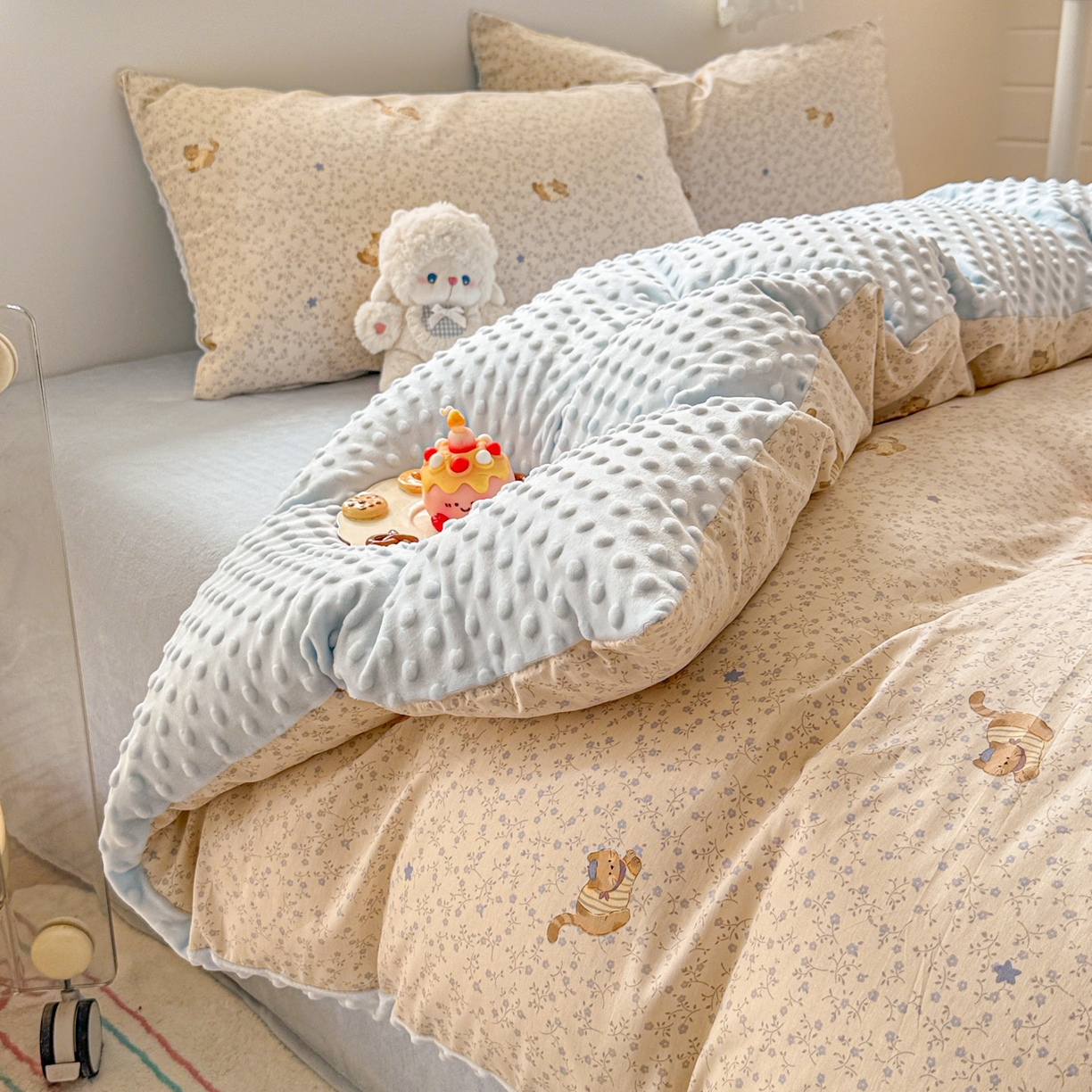 91家纺网 家纺一手货源 找家纺 简宜家居（朝初家纺） 2025新款全棉安抚豆豆绒卡通印花小清新四件套 蓝花兔