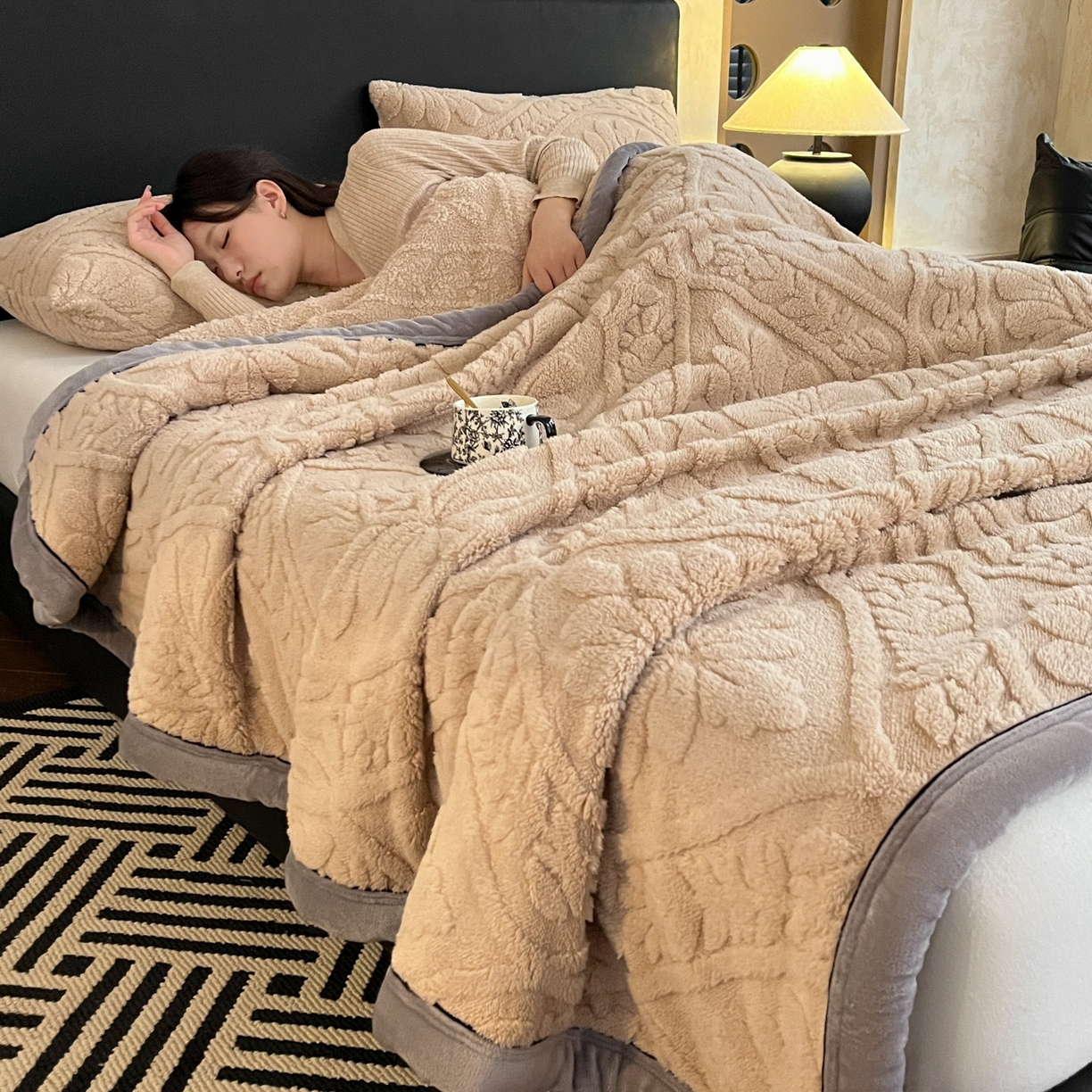 91家纺网 家纺一手货源 找家纺 欧邦 2025新款A类提花舒棉绒双面绒半边绒单层毯毯子毛毯 香槟咖