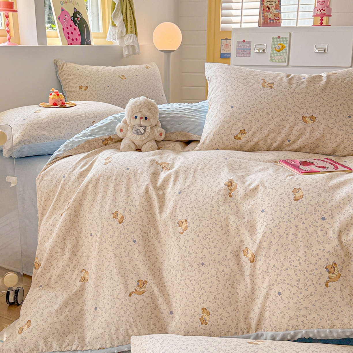 91家纺网 家纺一手货源 找家纺 简宜家居（朝初家纺） 2025新款全棉安抚豆豆绒卡通印花小清新四件套 蓝花兔