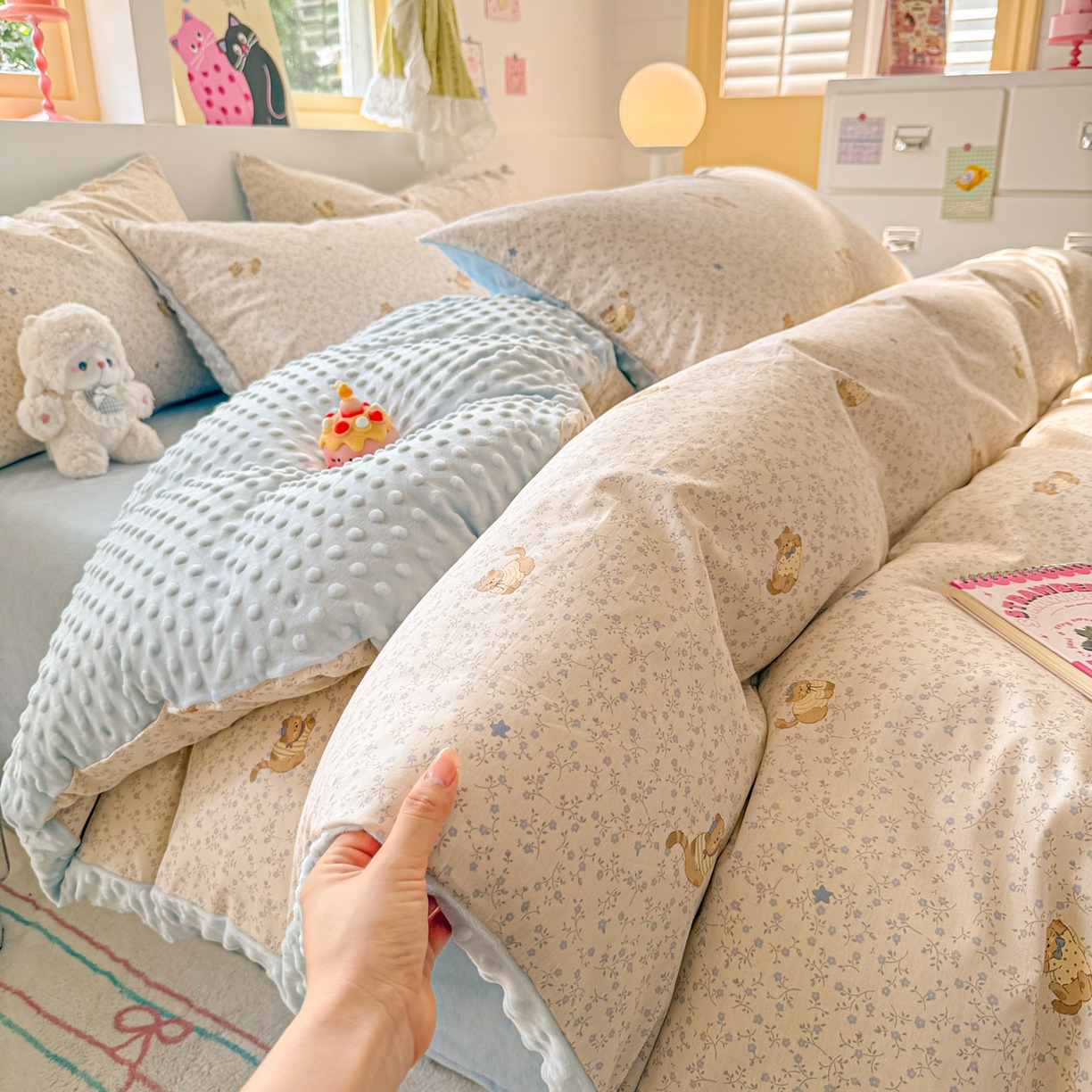 91家纺网 家纺一手货源 找家纺 简宜家居（朝初家纺） 2025新款全棉安抚豆豆绒卡通印花小清新四件套 蓝花兔