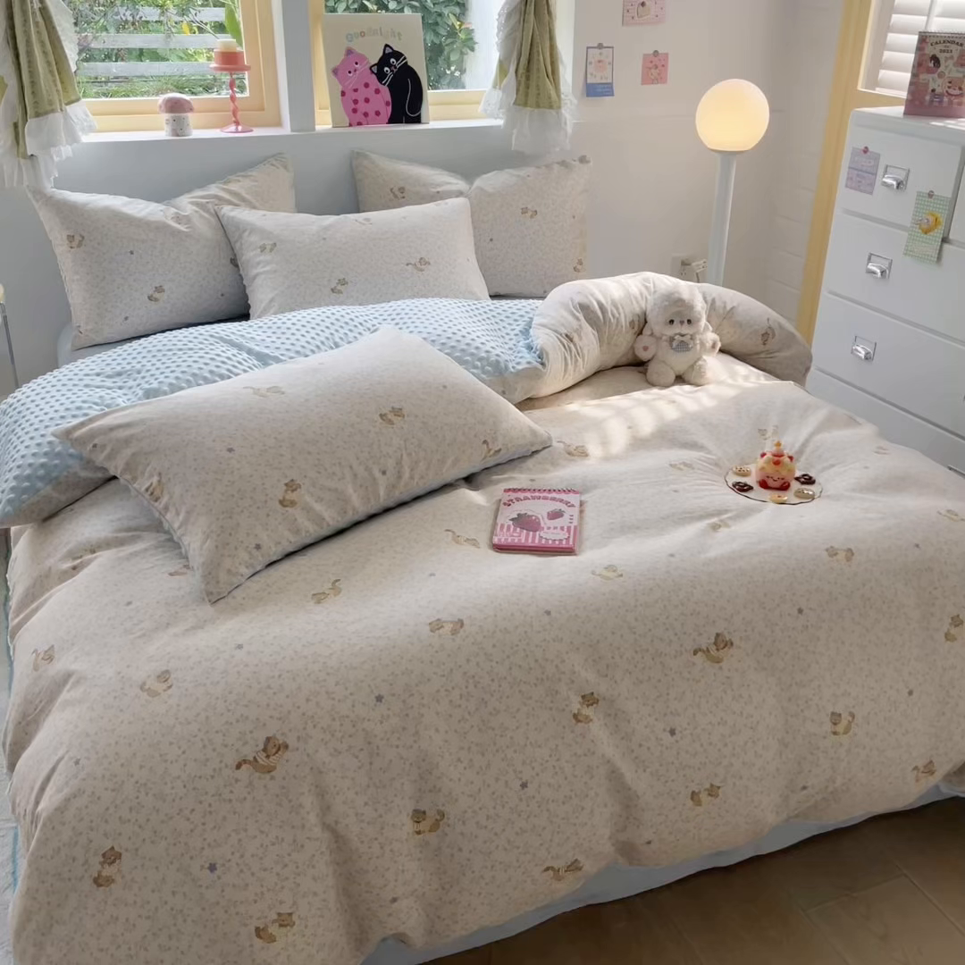 91家纺网 家纺一手货源 找家纺 简宜家居（朝初家纺） 2025新款全棉安抚豆豆绒卡通印花小清新四件套 蓝花兔