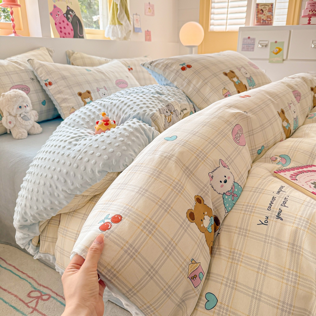 91家纺网 家纺一手货源 找家纺 简宜家居（朝初家纺） 2025新款全棉安抚豆豆绒卡通印花小清新四件套 萌宠格子铺