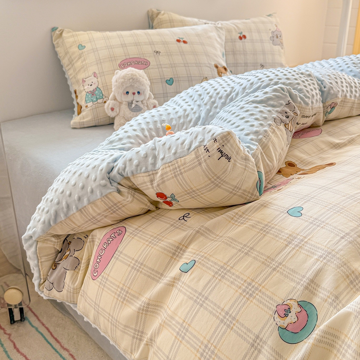 91家纺网 家纺一手货源 找家纺 简宜家居（朝初家纺） 2025新款全棉安抚豆豆绒卡通印花小清新四件套 萌宠格子铺