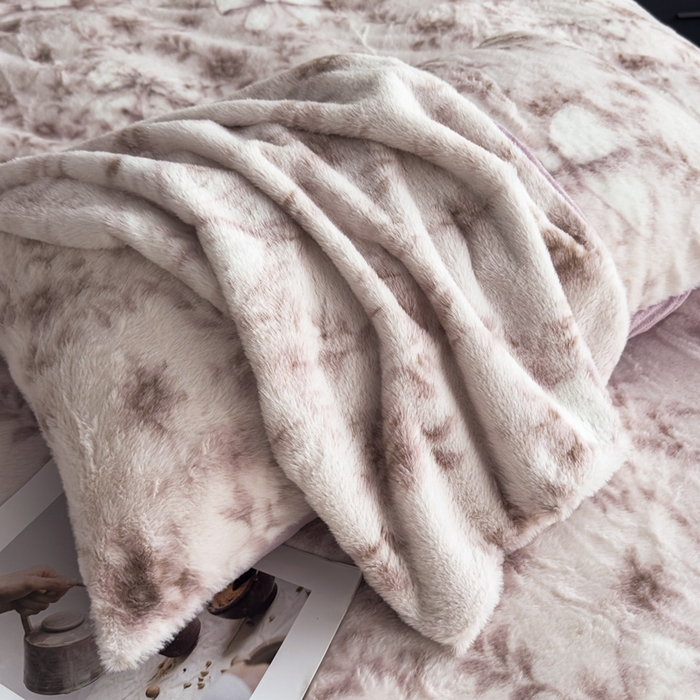 91家纺网 家纺一手货源 找家纺 家之硕家纺 2025新款高克重兔毛绒轻奢风枕套系列 蝴蝶碎花紫