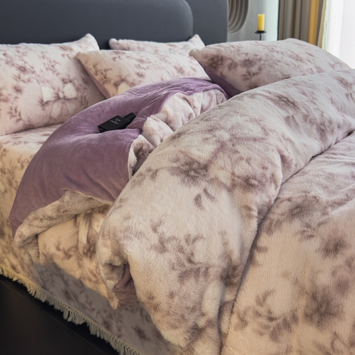 91家纺网 家纺一手货源 找家纺 家之硕家纺 2025新款高克重兔毛绒轻奢风枕套系列 蝴蝶碎花紫