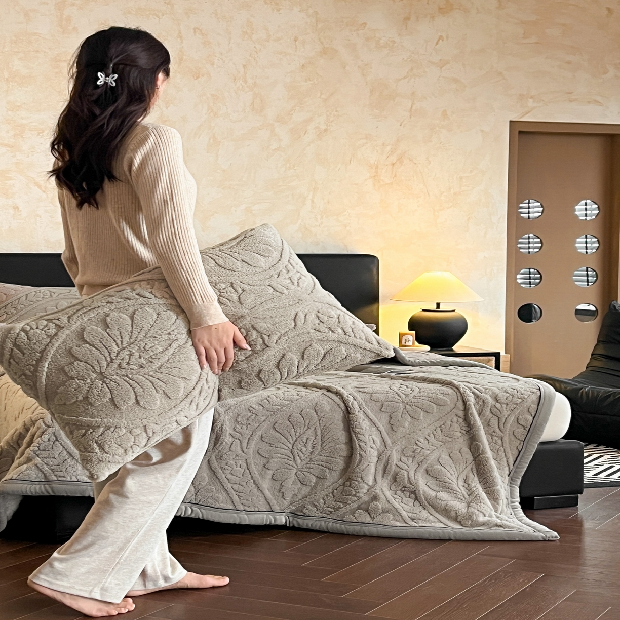 91家纺网 家纺一手货源 找家纺 欧邦 2025新款A类提花舒棉绒双面绒半边绒单层毯毯子毛毯 月影灰