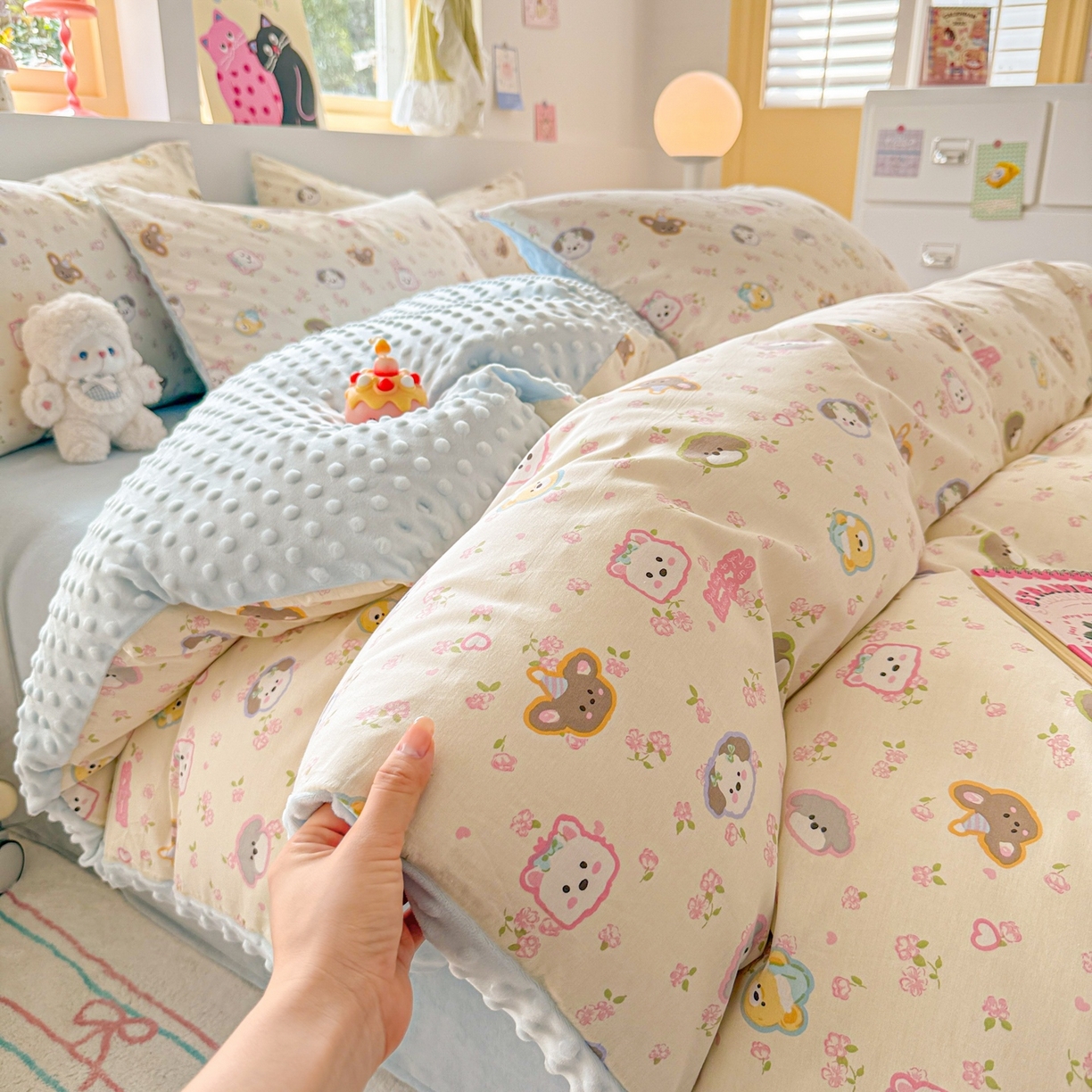 91家纺网 家纺一手货源 找家纺 简宜家居（朝初家纺） 2025新款全棉安抚豆豆绒卡通印花小清新四件套 萌友聚会