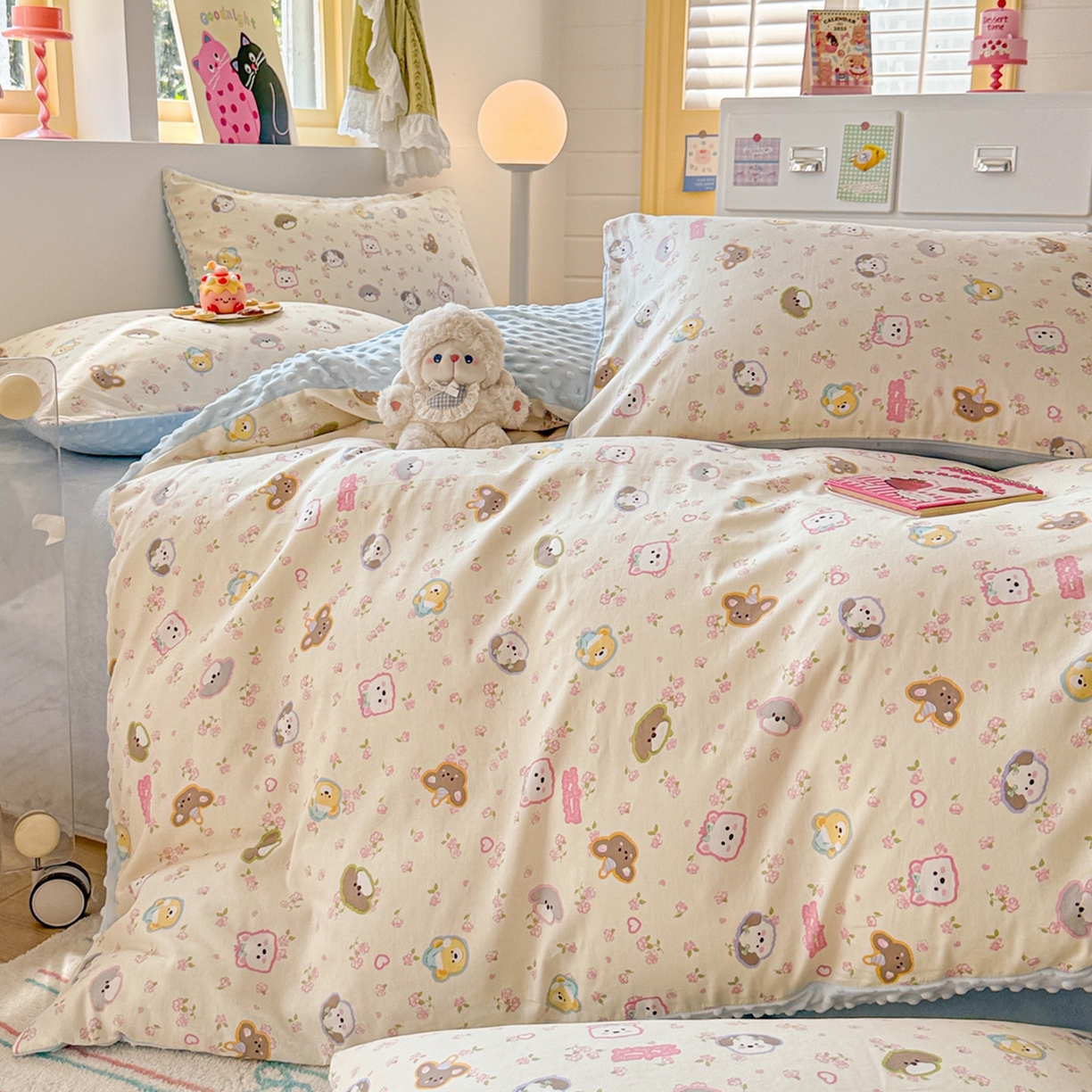 91家纺网 家纺一手货源 找家纺 简宜家居（朝初家纺） 2025新款全棉安抚豆豆绒卡通印花小清新四件套 萌友聚会