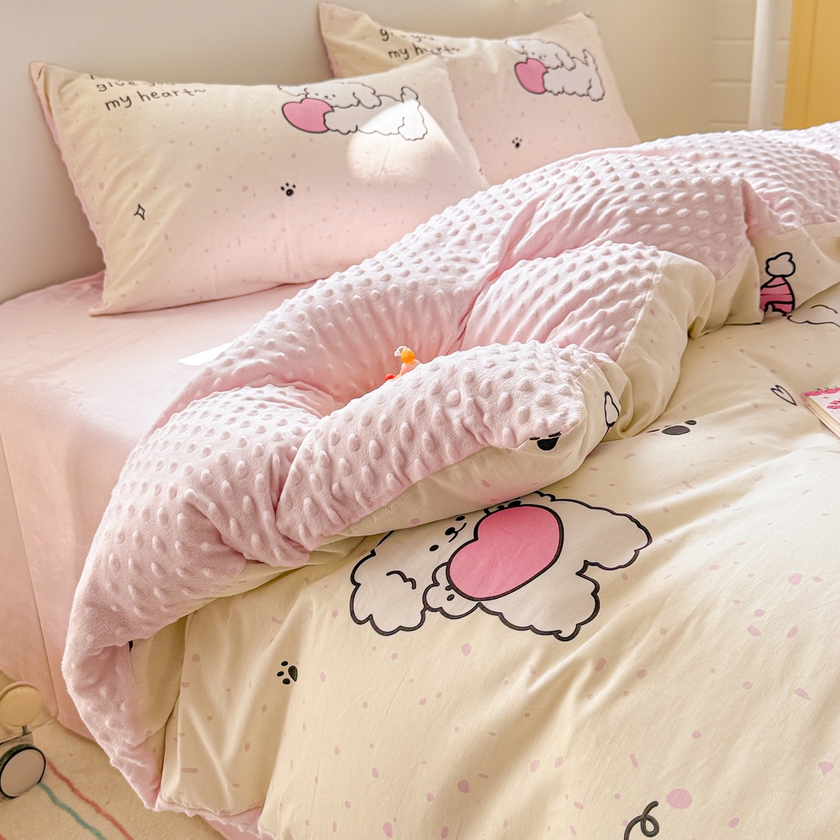91家纺网 家纺一手货源 找家纺 简宜家居（朝初家纺） 2025新款全棉安抚豆豆绒卡通印花小清新四件套 奶萌狗