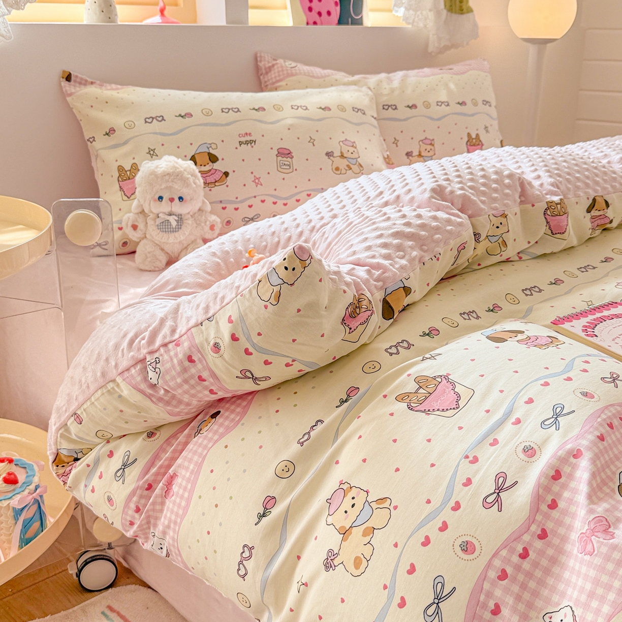 91家纺网 家纺一手货源 找家纺 简宜家居（朝初家纺） 2025新款全棉安抚豆豆绒卡通印花小清新四件套 甜心萌犬