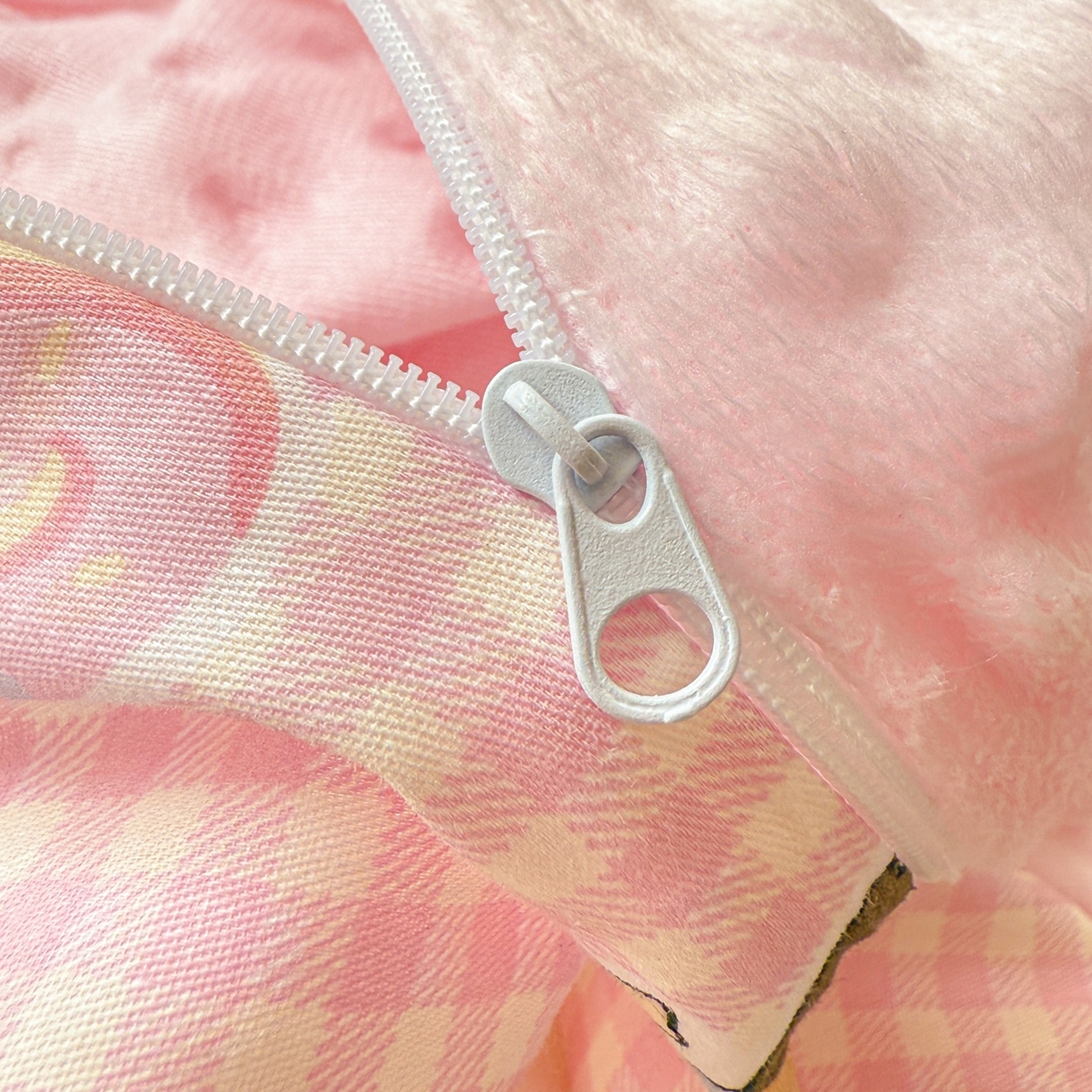 91家纺网 家纺一手货源 找家纺 简宜家居（朝初家纺） 2025新款全棉安抚豆豆绒卡通印花小清新四件套 甜心萌犬