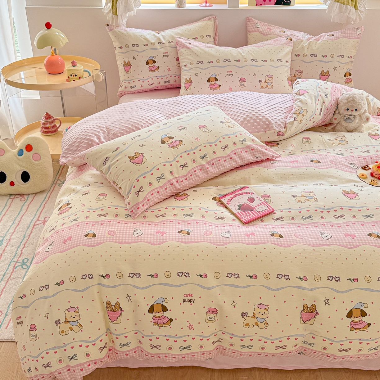 91家纺网 家纺一手货源 找家纺 简宜家居（朝初家纺） 2025新款全棉安抚豆豆绒卡通印花小清新四件套 甜心萌犬