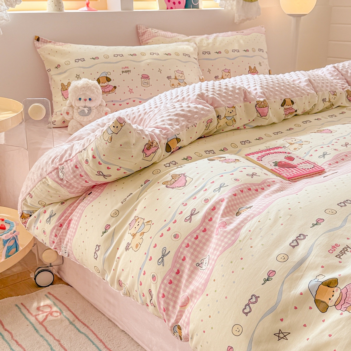 91家纺网 家纺一手货源 找家纺 简宜家居（朝初家纺） 2025新款全棉安抚豆豆绒卡通印花小清新四件套 甜心萌犬