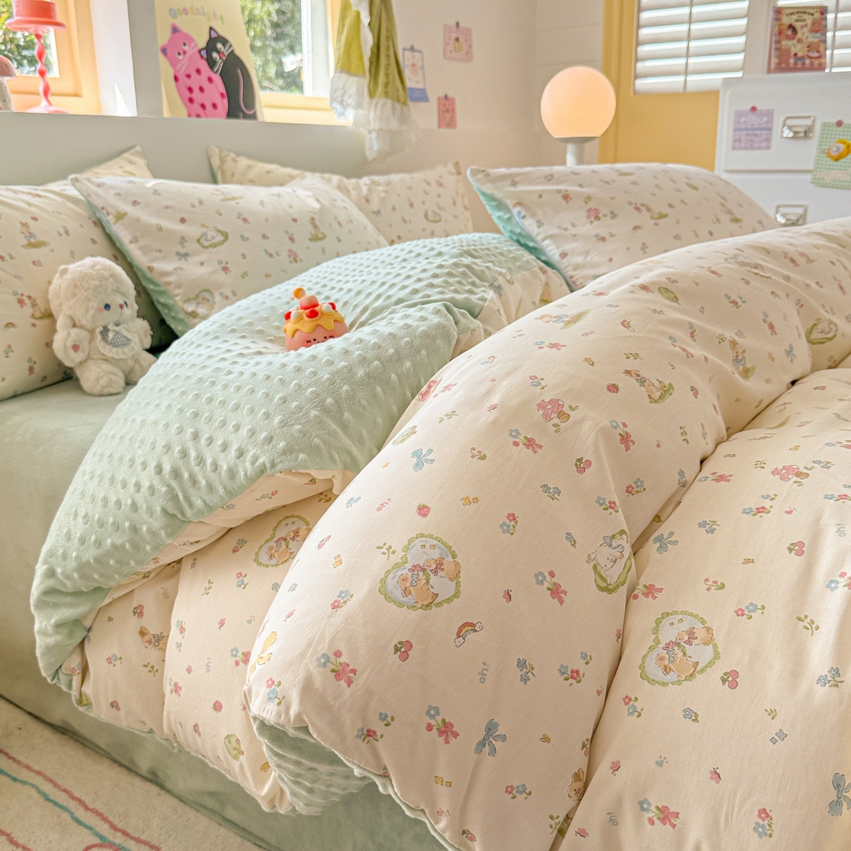 91家纺网 家纺一手货源 找家纺 简宜家居（朝初家纺） 2025新款全棉安抚豆豆绒卡通印花小清新四件套 兔与花笺