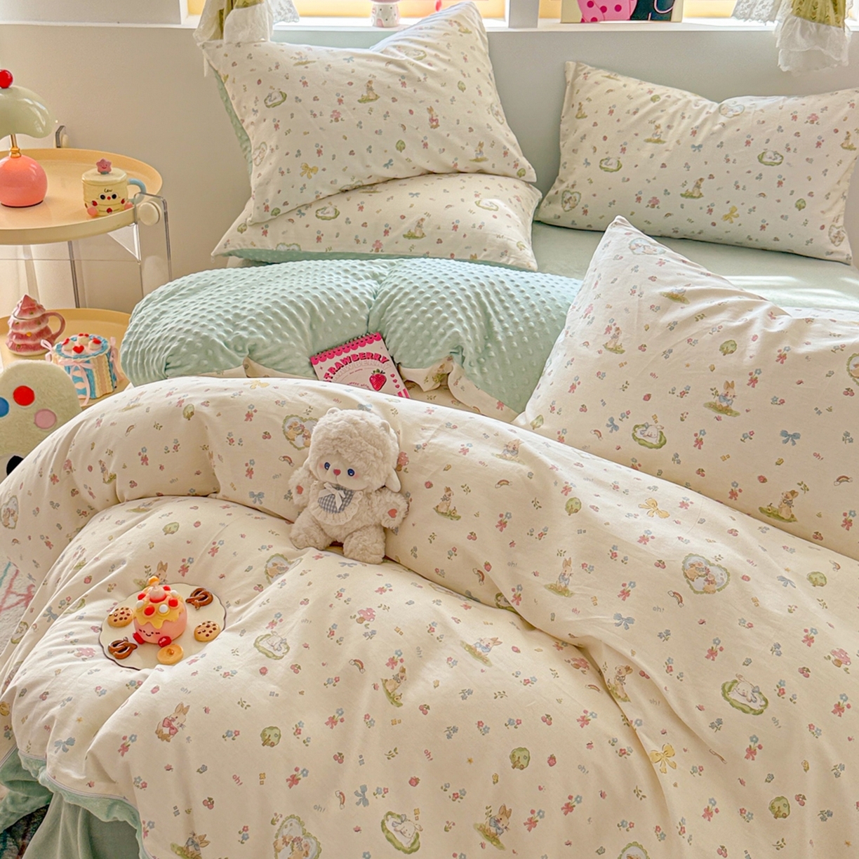 91家纺网 家纺一手货源 找家纺 简宜家居（朝初家纺） 2025新款全棉安抚豆豆绒卡通印花小清新四件套 兔与花笺