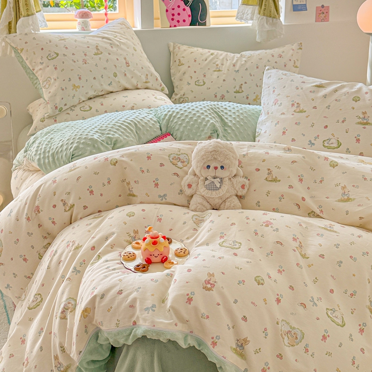 91家纺网 家纺一手货源 找家纺 简宜家居（朝初家纺） 2025新款全棉安抚豆豆绒卡通印花小清新四件套 兔与花笺