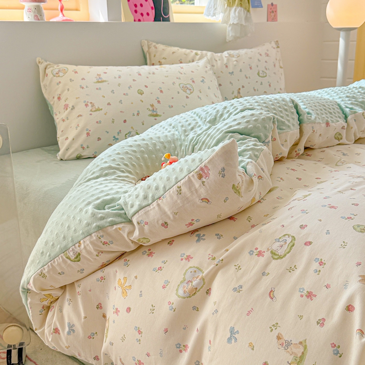 91家纺网 家纺一手货源 找家纺 简宜家居（朝初家纺） 2025新款全棉安抚豆豆绒卡通印花小清新四件套 兔与花笺