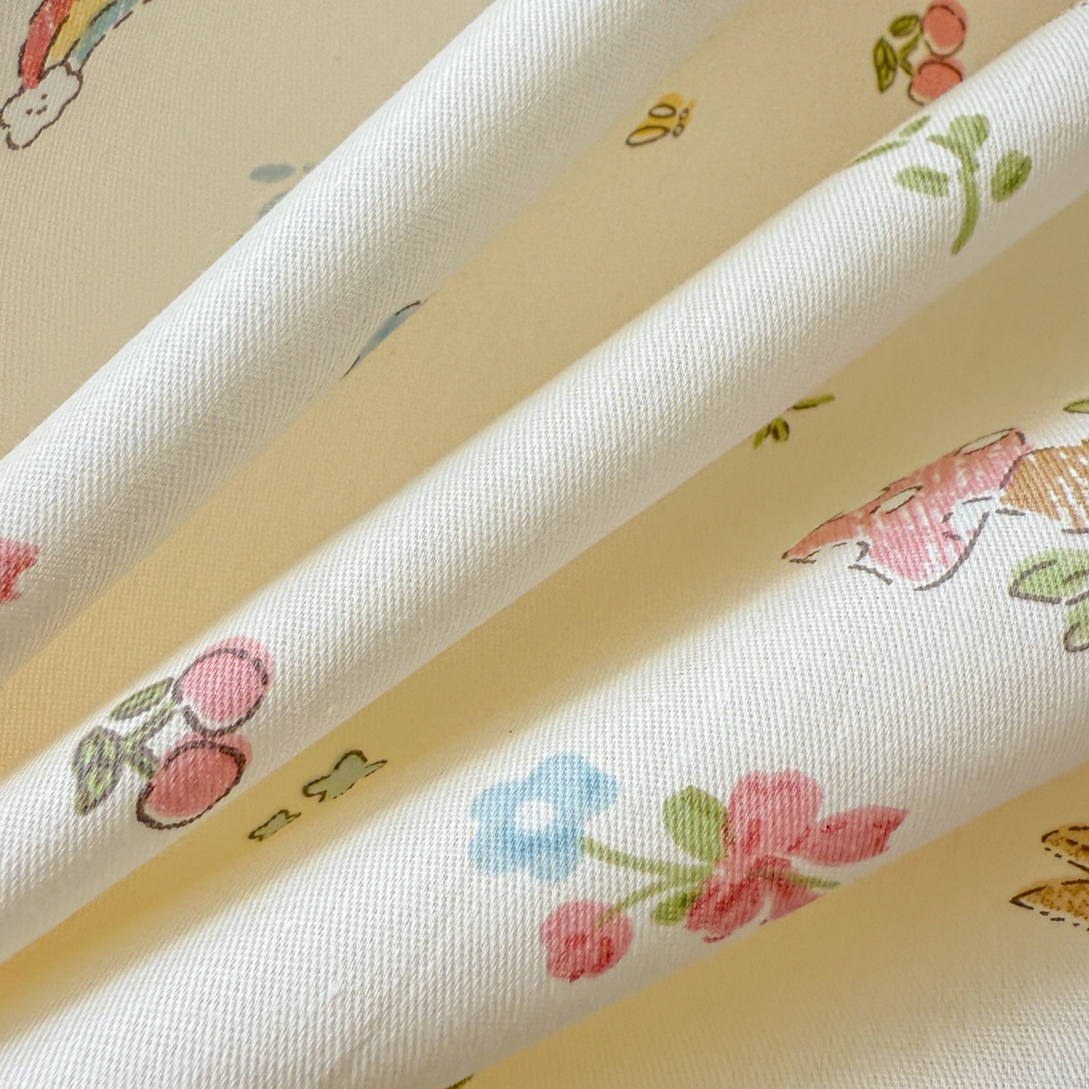 91家纺网 家纺一手货源 找家纺 简宜家居（朝初家纺） 2025新款全棉安抚豆豆绒卡通印花小清新四件套 兔与花笺