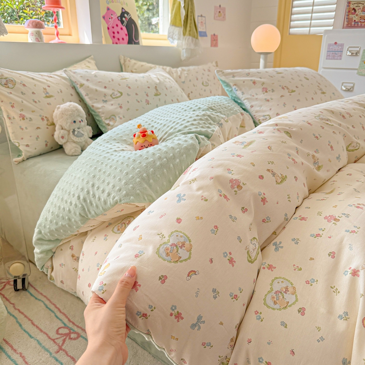91家纺网 家纺一手货源 找家纺 简宜家居（朝初家纺） 2025新款全棉安抚豆豆绒卡通印花小清新四件套 兔与花笺