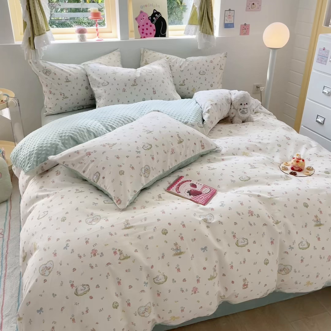 91家纺网 家纺一手货源 找家纺 简宜家居（朝初家纺） 2025新款全棉安抚豆豆绒卡通印花小清新四件套 兔与花笺