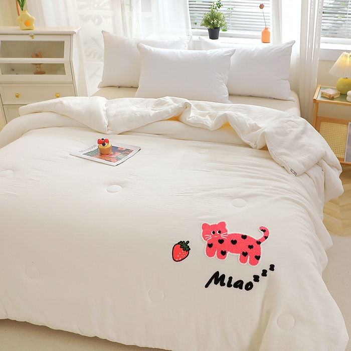 91家纺网 家纺一手货源 找家纺 贝兰仙奴 2025新款全棉皱皱纱毛巾绣大豆被被子被芯 萌萌猫