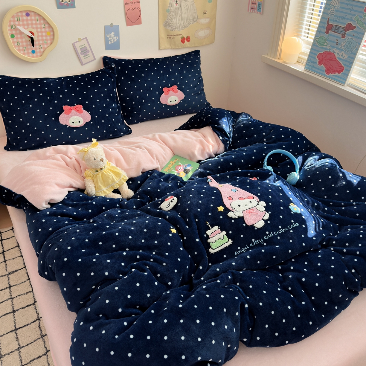 91家纺网 家纺一手货源 找家纺 三元色 2025新款牛奶绒绣花毛巾绣四件套 牛奶绒波点星星kt