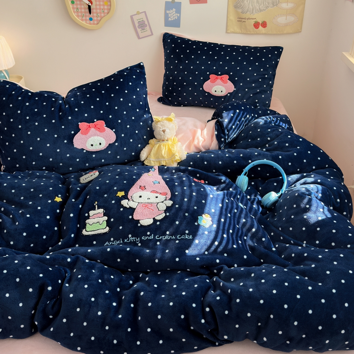 91家纺网 家纺一手货源 找家纺 三元色 2025新款牛奶绒绣花毛巾绣四件套 牛奶绒波点星星kt