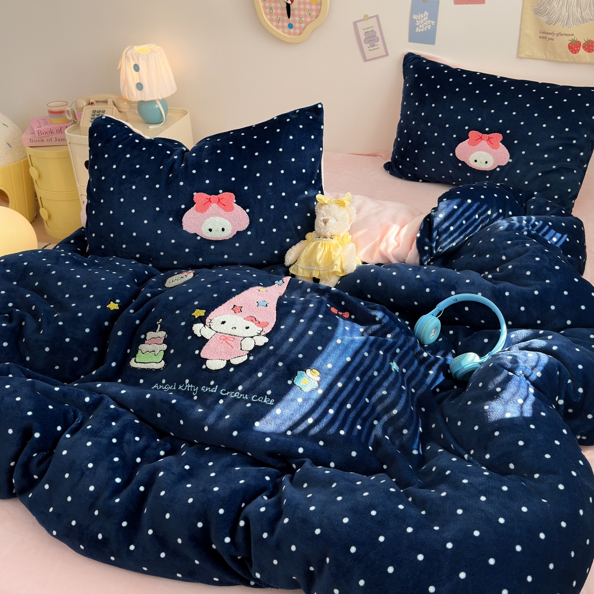 91家纺网 家纺一手货源 找家纺 三元色 2025新款牛奶绒绣花毛巾绣四件套 牛奶绒波点星星kt