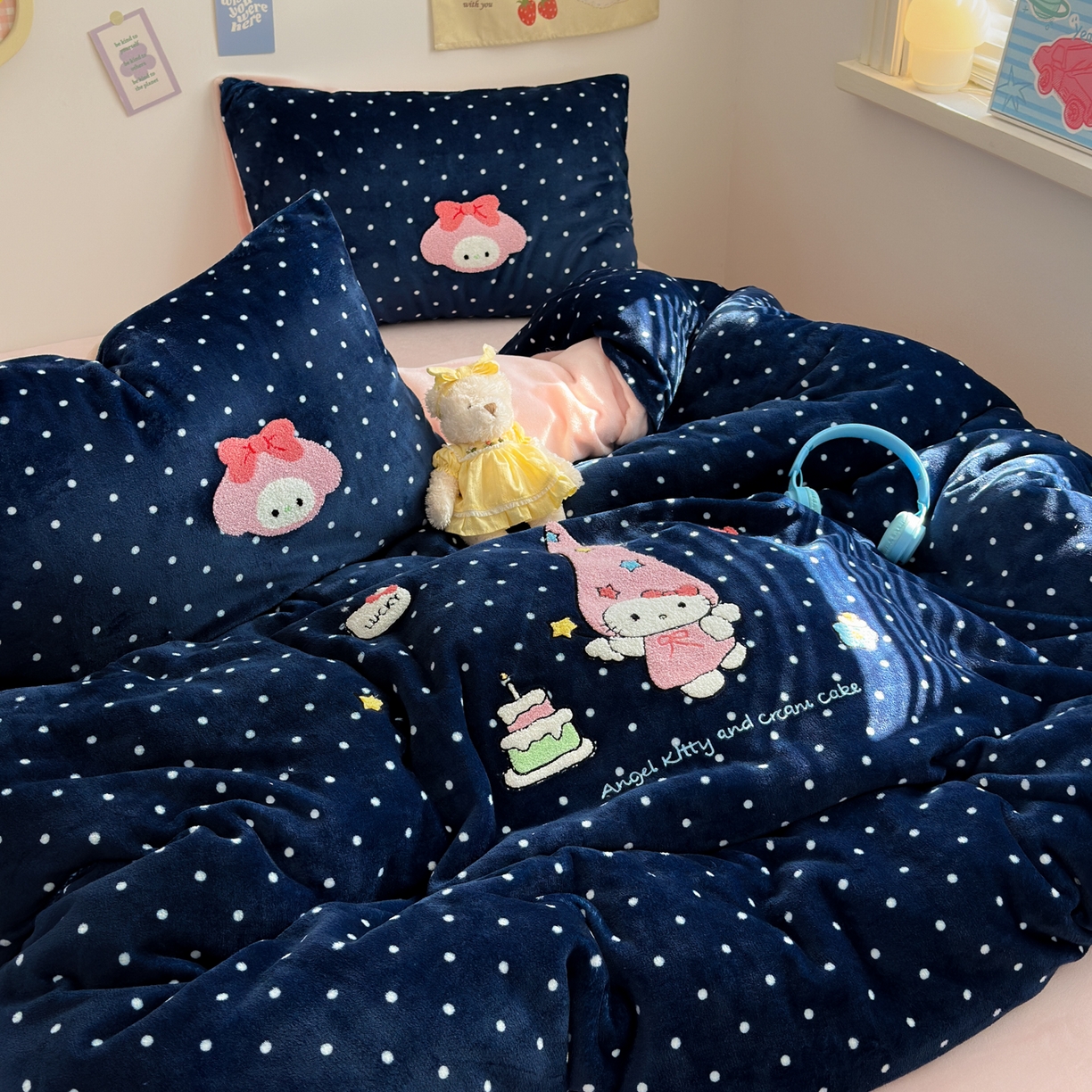 91家纺网 家纺一手货源 找家纺 三元色 2025新款牛奶绒绣花毛巾绣四件套 牛奶绒波点星星kt