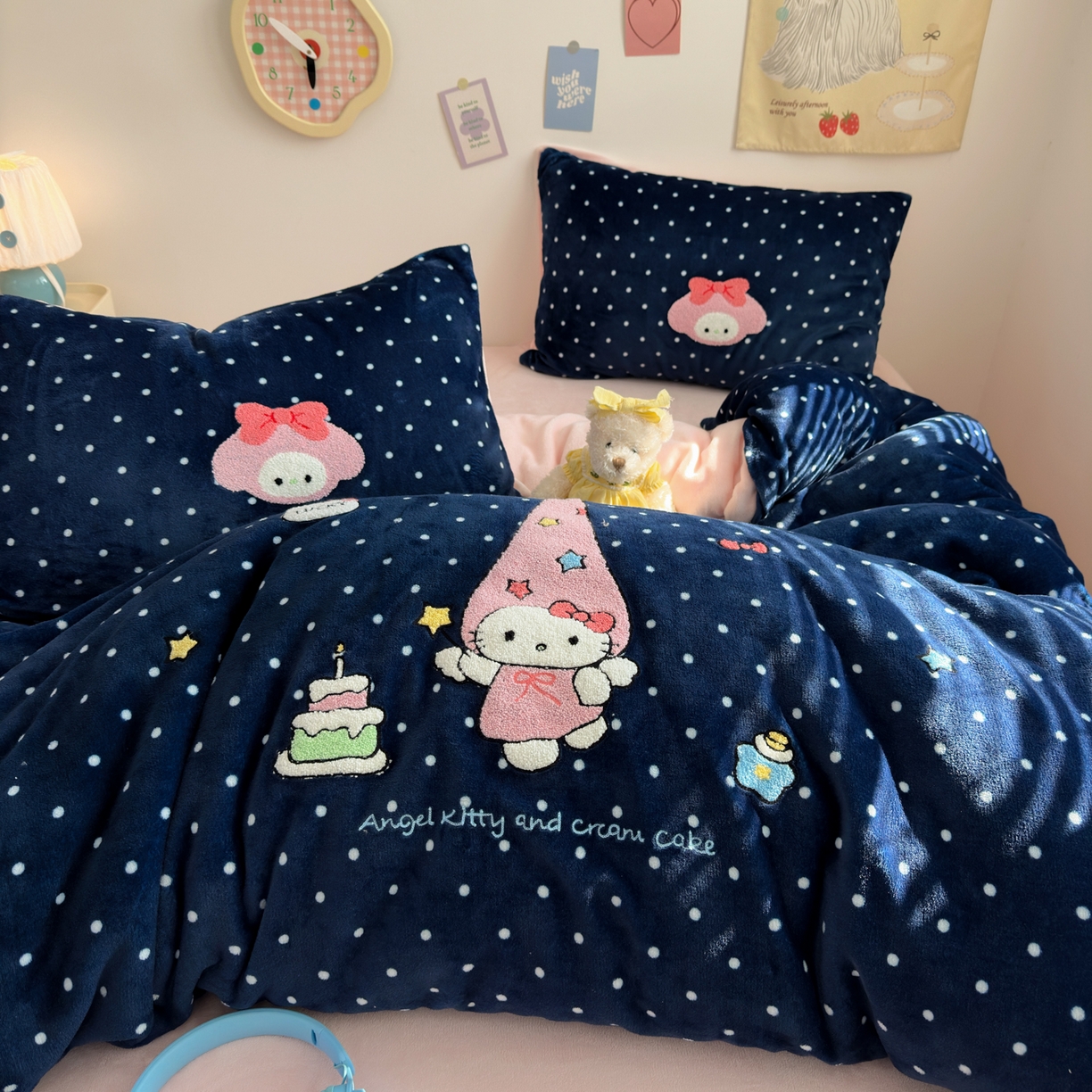 91家纺网 家纺一手货源 找家纺 三元色 2025新款牛奶绒绣花毛巾绣四件套 牛奶绒波点星星kt