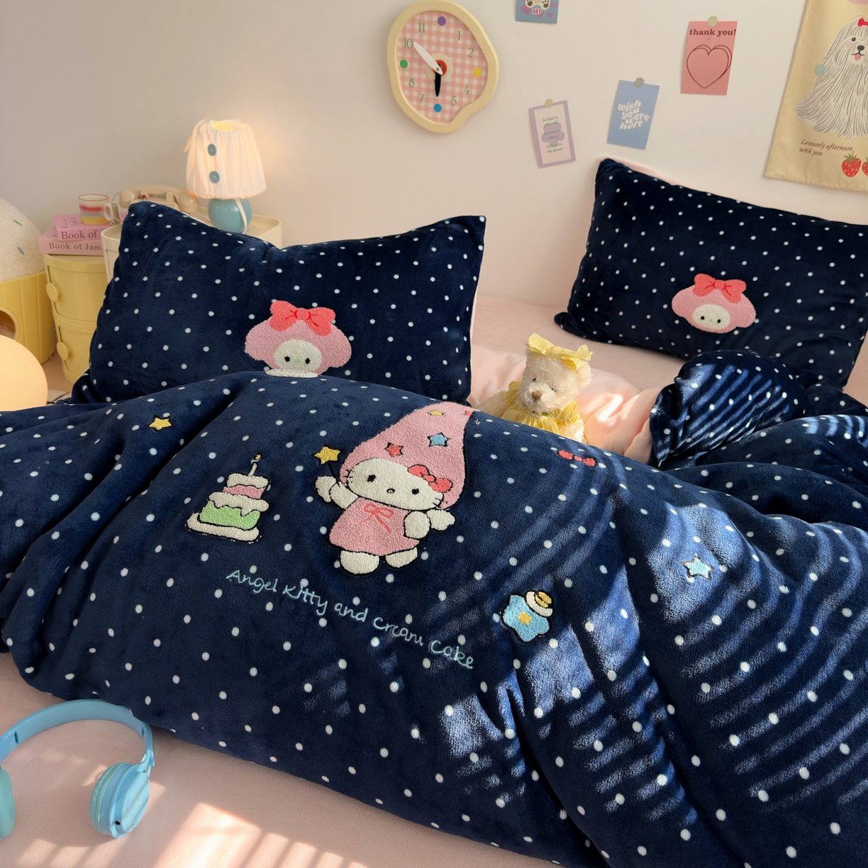 91家纺网 家纺一手货源 找家纺 三元色 2025新款牛奶绒绣花毛巾绣四件套 牛奶绒波点星星kt