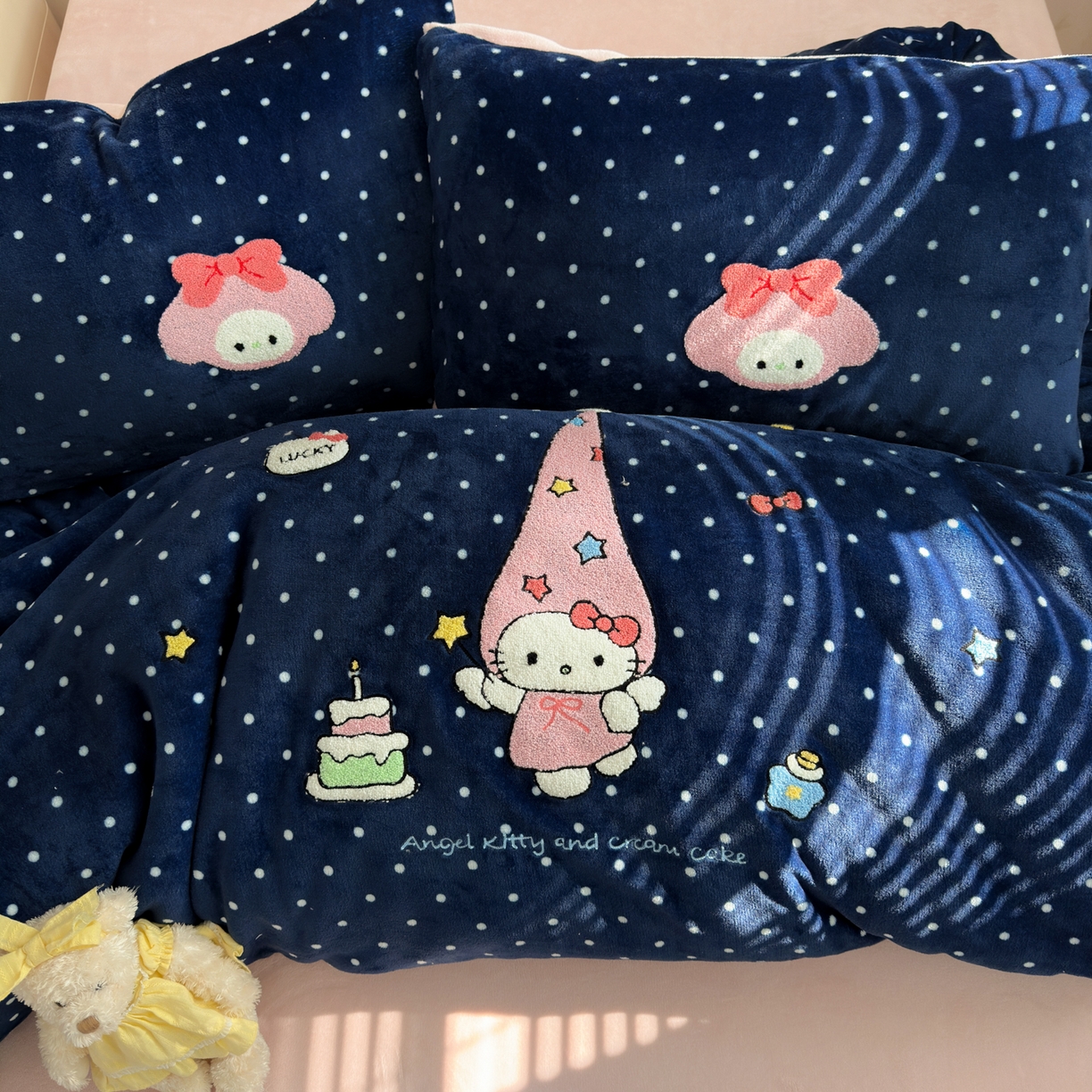 91家纺网 家纺一手货源 找家纺 三元色 2025新款牛奶绒绣花毛巾绣四件套 牛奶绒波点星星kt