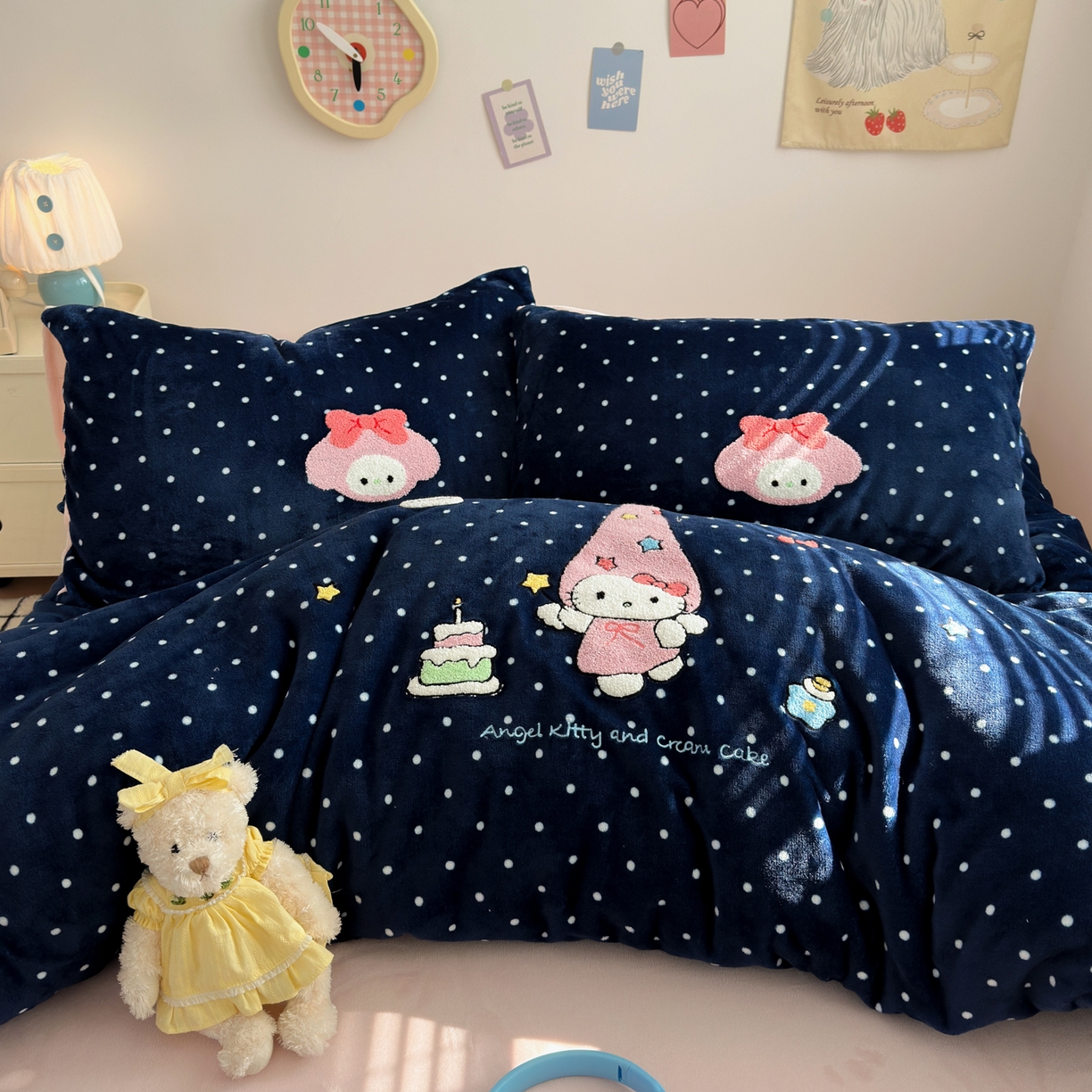 91家纺网 家纺一手货源 找家纺 三元色 2025新款牛奶绒绣花毛巾绣四件套 牛奶绒波点星星kt