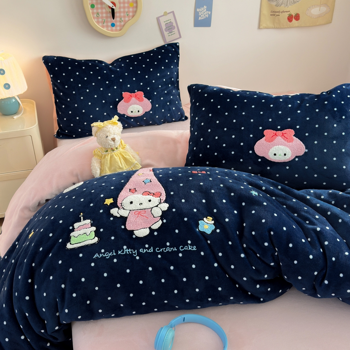 91家纺网 家纺一手货源 找家纺 三元色 2025新款牛奶绒绣花毛巾绣四件套 牛奶绒波点星星kt