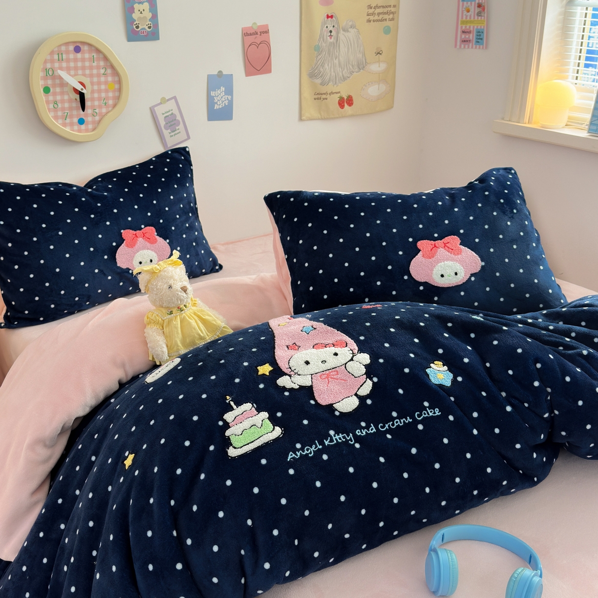 91家纺网 家纺一手货源 找家纺 三元色 2025新款牛奶绒绣花毛巾绣四件套 牛奶绒波点星星kt