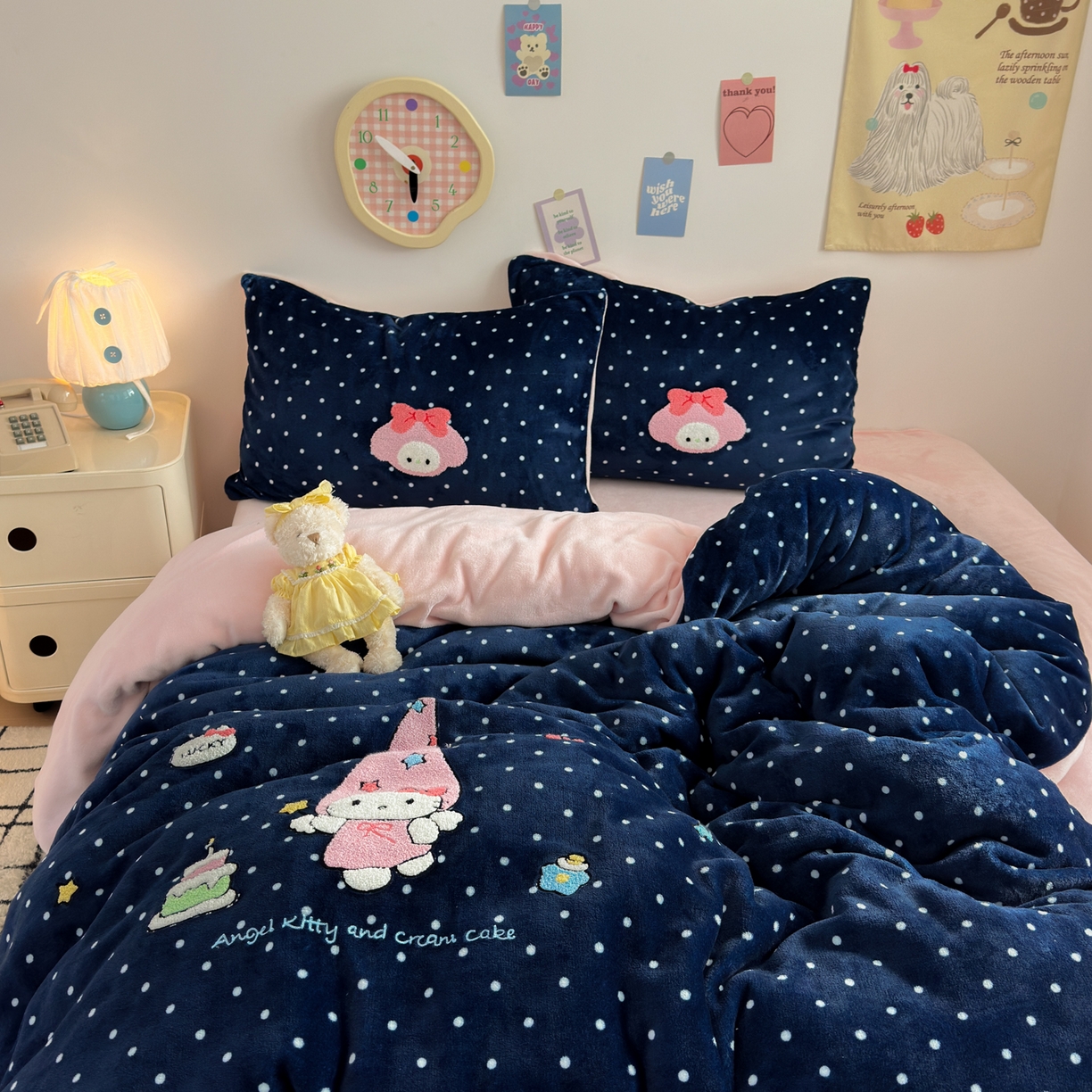 91家纺网 家纺一手货源 找家纺 三元色 2025新款牛奶绒绣花毛巾绣四件套 牛奶绒波点星星kt