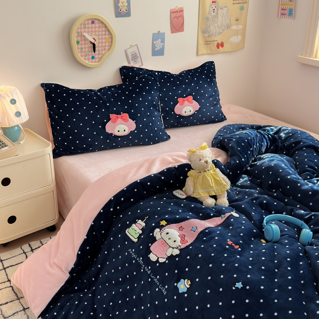 91家纺网 家纺一手货源 找家纺 三元色 2025新款牛奶绒绣花毛巾绣四件套 牛奶绒波点星星kt