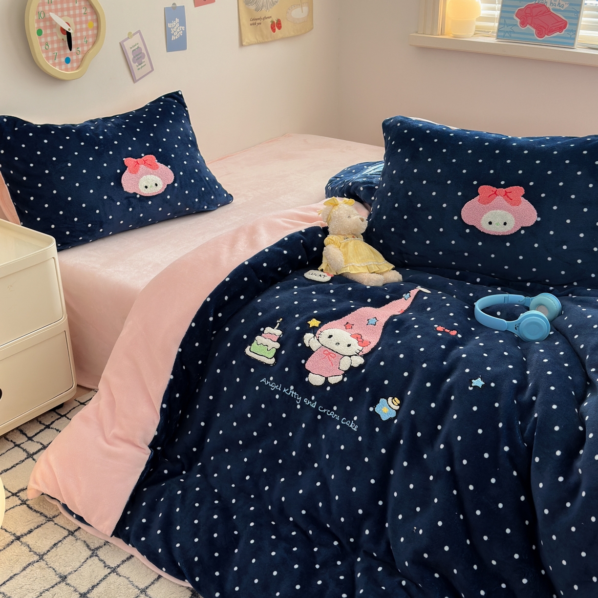 91家纺网 家纺一手货源 找家纺 三元色 2025新款牛奶绒绣花毛巾绣四件套 牛奶绒波点星星kt