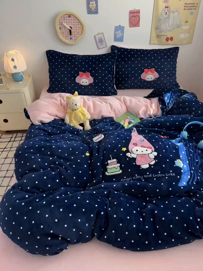 91家纺网 家纺一手货源 找家纺 三元色 2025新款牛奶绒绣花毛巾绣四件套 牛奶绒波点星星kt