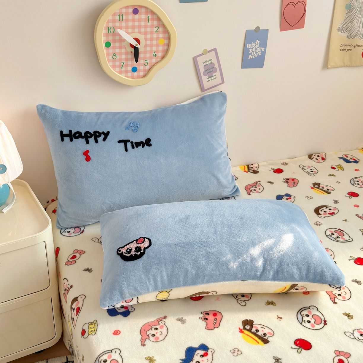 91家纺网 家纺一手货源 找家纺 三元色 2025新款牛奶绒绣花毛巾绣四件套 牛奶绒调皮小新