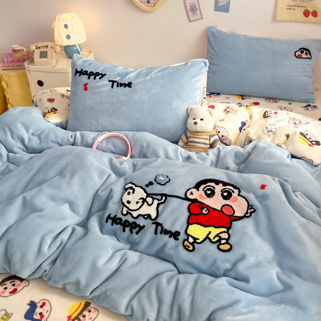 91家纺网 家纺一手货源 找家纺 三元色 2025新款牛奶绒绣花毛巾绣四件套 牛奶绒调皮小新