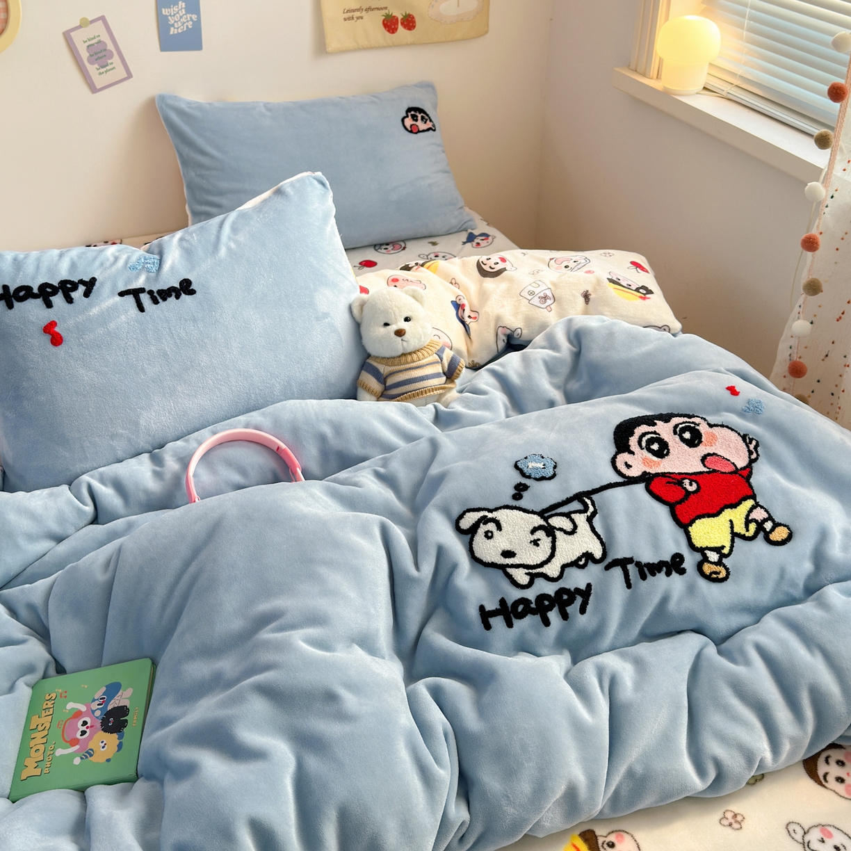 91家纺网 家纺一手货源 找家纺 三元色 2025新款牛奶绒绣花毛巾绣四件套 牛奶绒调皮小新