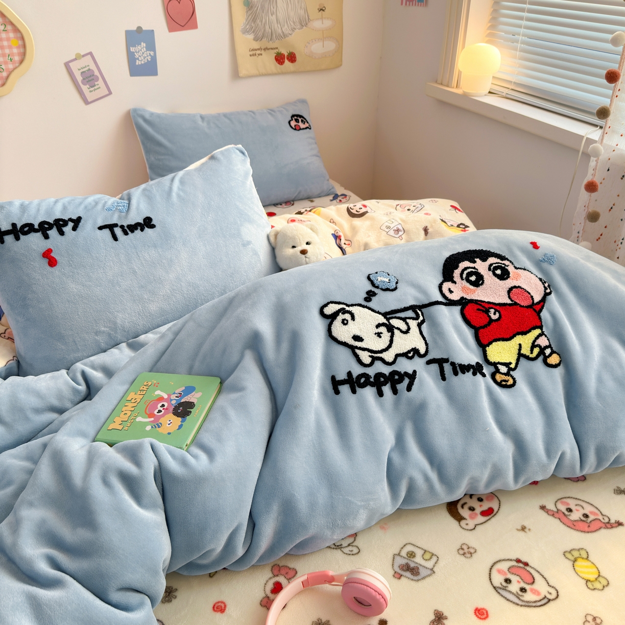 91家纺网 家纺一手货源 找家纺 三元色 2025新款牛奶绒绣花毛巾绣四件套 牛奶绒调皮小新